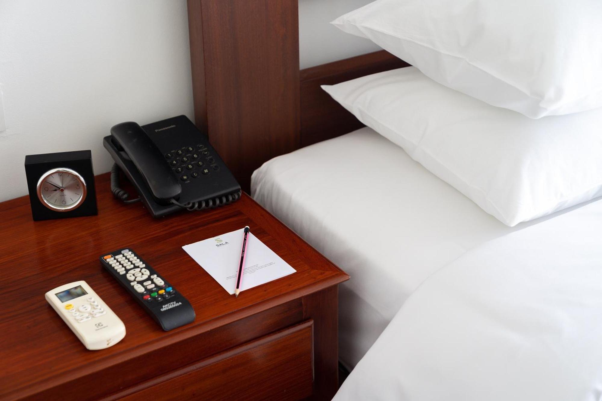 Sala Siem Reap Hotel Quarto foto A telephone on a bedside table